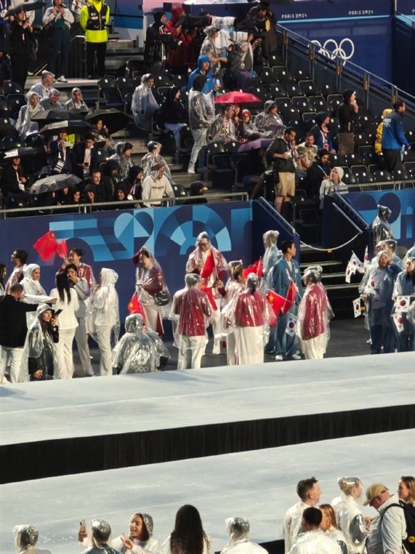 雷軍身披雨衣現(xiàn)身巴黎奧運(yùn)開幕式：一個難忘的夜晚
