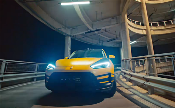 頭回見(jiàn)！問(wèn)界M5挑戰(zhàn)3600°高速倒車(chē)刷圈：2分10秒跑完全程