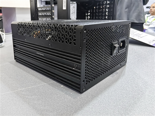 1100W電源不需要風(fēng)扇！酷冷至尊做到了