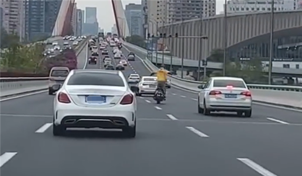 男子站立騎電動車連變四車道炫技 官方通報：擾亂正常公共秩序
