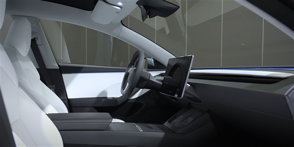 若賣20萬(wàn)國(guó)產(chǎn)怎么打？新款特斯拉Model 3實(shí)車曝光：轉(zhuǎn)向、換擋桿全沒(méi)了