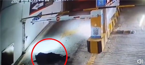 女子醉倒車庫(kù)入口被輾軋 燈光暗司機(jī)未察覺引熱議：女子全責(zé)？