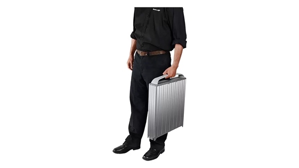 西數(shù)發(fā)了一個“手提箱” 能裝368TB SSD！自帶1300W電源