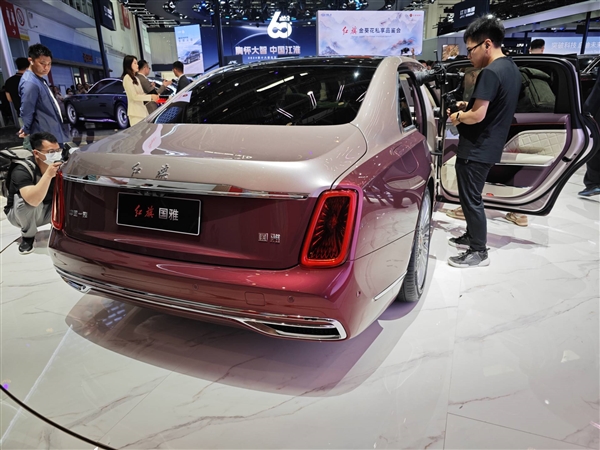 紅旗金葵花品牌發(fā)布：國(guó)雅、國(guó)禮、國(guó)耀三車齊亮相