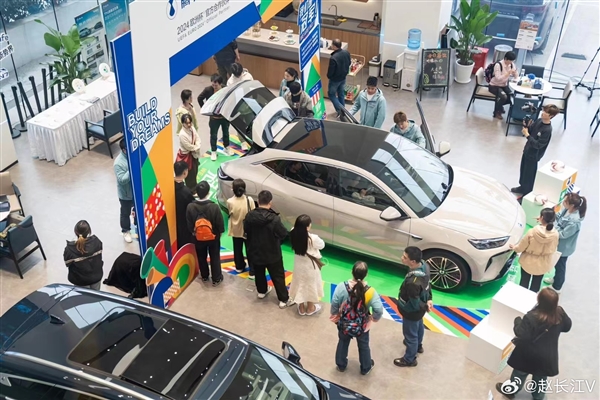 刮掉胡須顏值更帥！新款騰勢N7到店引數(shù)十人圍觀