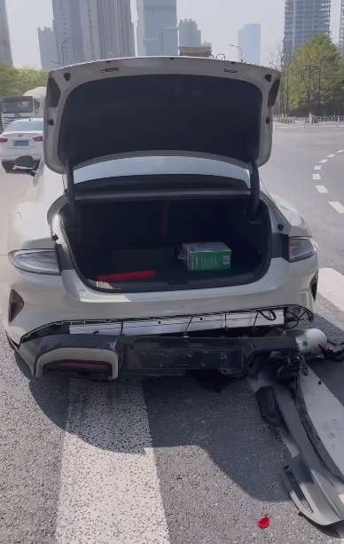 全國首例！小米SU7 Max遭路特斯跑車追尾：空氣懸架氣罐被撞掉
