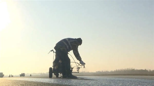 首次！ARJ21國產(chǎn)飛機完成新機場跑道試飛
