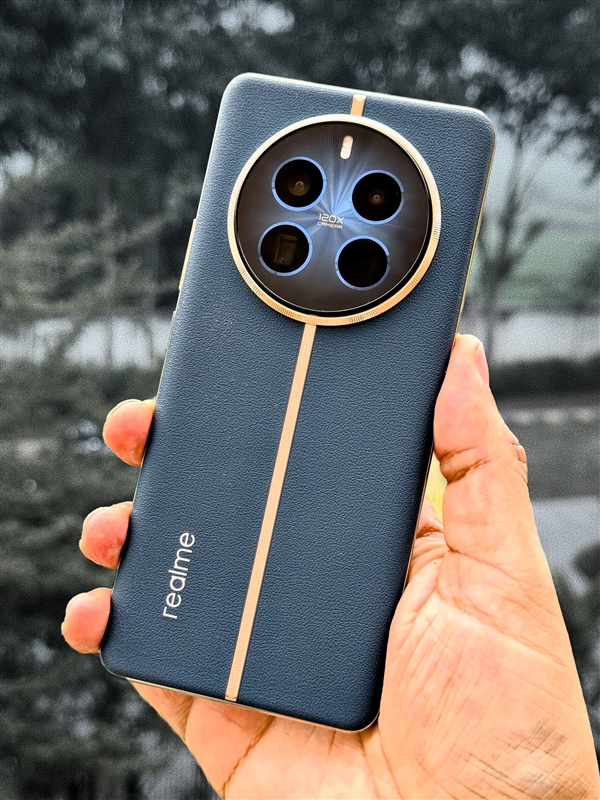 潛望長焦同檔位罕見！真我12 Pro系列發(fā)布：2250元起