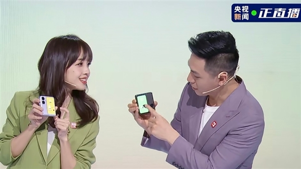 央視美女記者王冰冰上手OPPO Find N2 Flip：外屏秀萌寵互動(dòng)