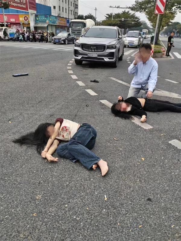 吉利星越L路口搶黃燈遇上闖紅燈電動(dòng)車：兩女子被撞倒地不起