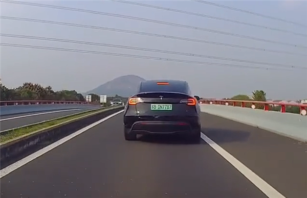 只因不讓插隊(duì) 一特斯拉Model Y車主怒了：1分鐘三次逼停后車