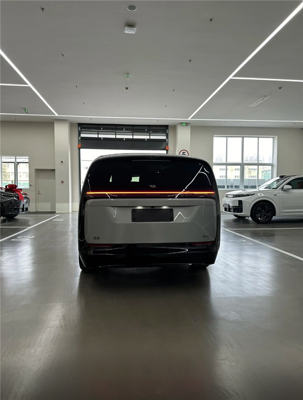 25歲美女UP主一口氣提三輛國產(chǎn)車：仰望U8、問界M9、理想MEGA