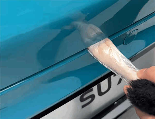 看著都心顫 媒體實(shí)測(cè)小米、阿維塔、極氪后備廂防夾手功能