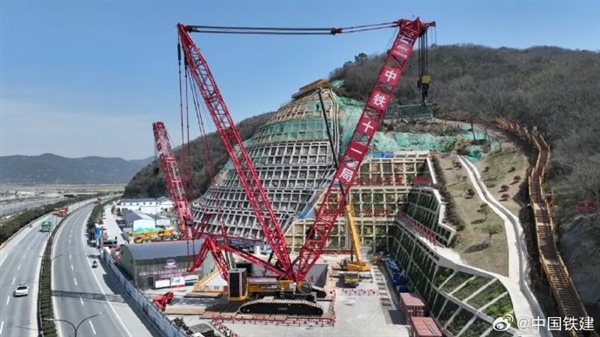 16.18千米！世界最長(zhǎng)海底高鐵隧道盾構(gòu)機(jī)刀盤(pán)順利下井