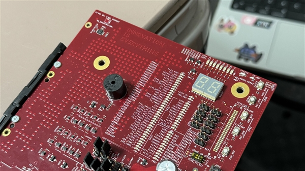 576個(gè)純小核！Intel至強(qiáng)6主板曝光：能插32條內(nèi)存