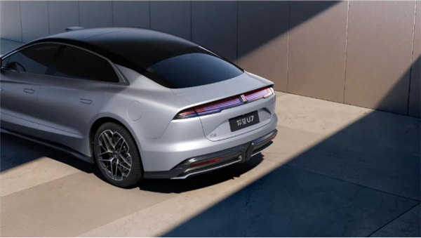 比亞迪仰望U7亮相：百萬級旗艦轎車 U9同款前燈