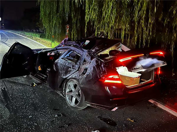 本田雅閣遭罐車沖撞側(cè)翻壓頂：車被壓扁、三人幸存