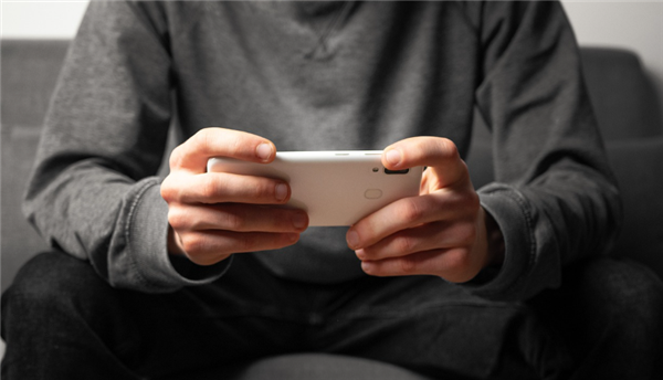 手機發(fā)燙放入冰箱降溫被凍冒煙 專家：不可取 內(nèi)部元件易損害