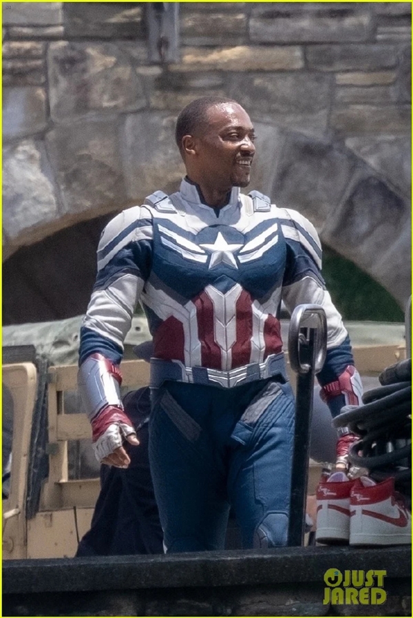 漫威《美國(guó)隊(duì)長(zhǎng)4》片場(chǎng)補(bǔ)拍照出爐：新任黑人美隊(duì)穿戰(zhàn)服亮相