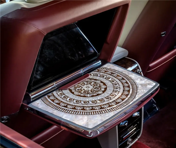 行走的藝術(shù)品！勞斯萊斯庫里南推出特別版：內(nèi)飾采用1351顆珍珠母貝制成