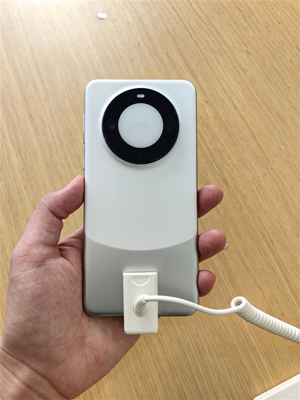 華為Mate 60 Pro真機(jī)上手圖來(lái)了！經(jīng)典圓環(huán)三攝、拼接色超吸睛