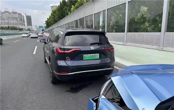 江淮追尾蔚來 江淮毀容蔚來無傷！網(wǎng)友：同廠不同命