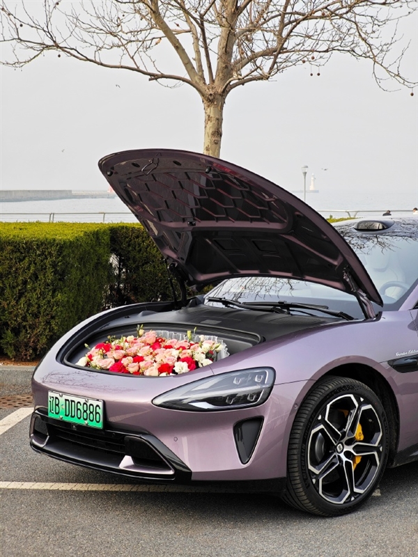 博主吐槽小米SU7前備箱太能裝：裝滿送女友的花多花幾百塊