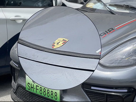 最強老頭樂現(xiàn)身 前掛“保時捷”后貼“法拉利”：車主被拘