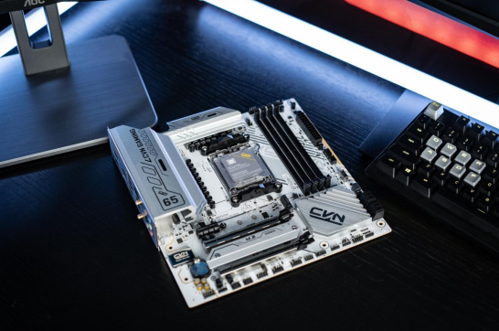 899元 七彩虹純白色B650M主板上市：支持8000G系列APU