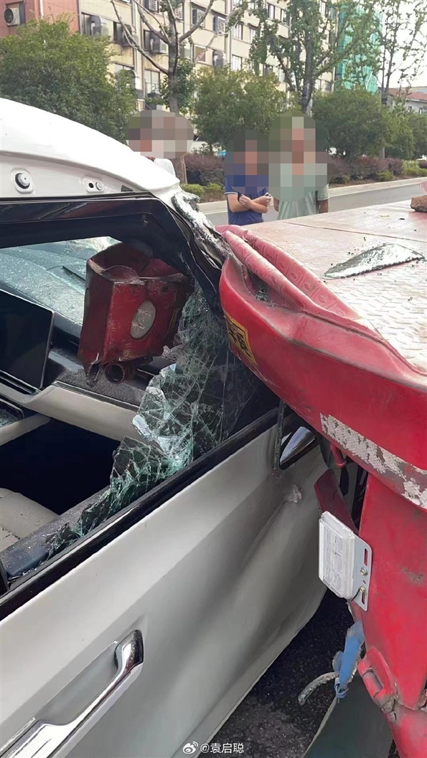 真公路坦克！極氪009追尾貨車：雙A柱硬的離譜 幾乎無彎折