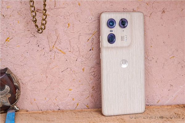 moto Edge 50 Ultra圖賞：實(shí)木材質(zhì)重出江湖 小米一加都曾做過