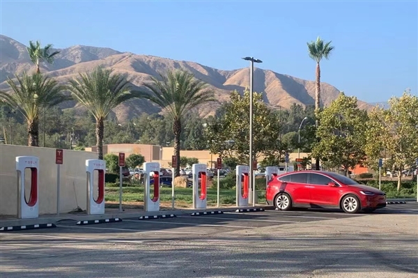 中國充電樁數(shù)量今年已暴增300萬個：私樁超7成