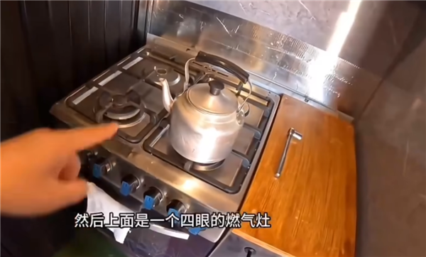 博主購比亞迪T5混動貨車：3萬元改成豪華房車