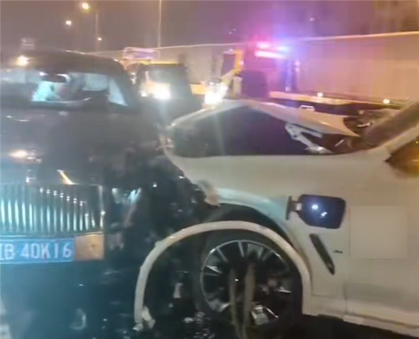 寶馬電動(dòng)車(chē)撞上對(duì)向勞斯萊斯：維修費(fèi)237萬(wàn)元 一個(gè)車(chē)標(biāo)就20萬(wàn)