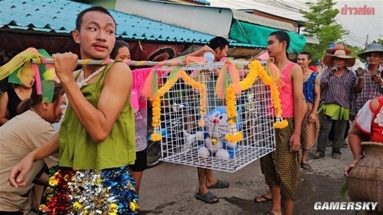 連日干旱需要祈福又不想虐貓 泰國(guó)人把哆啦A夢(mèng)祭天了