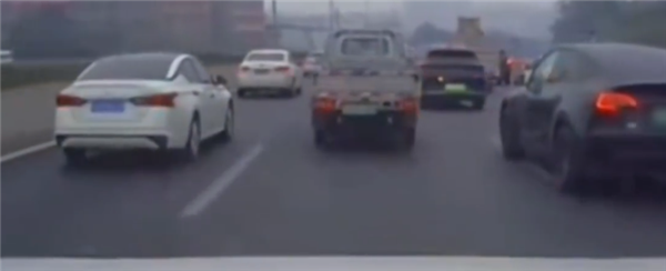特斯拉女司機(jī)加塞未成別停后車引熱議 下車嘲諷：活該開哈弗