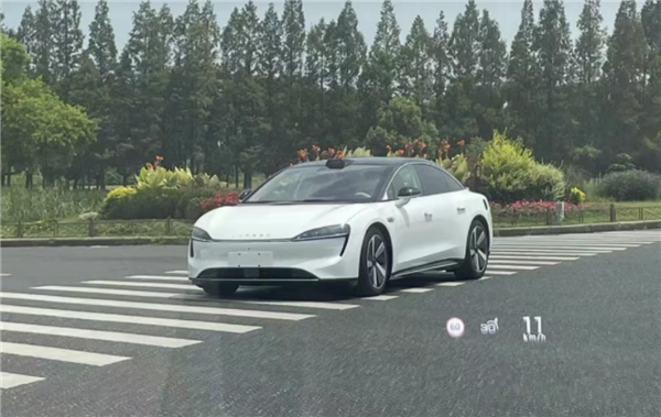 首搭鴻蒙4.0！華為智選車首款純電轎車實(shí)車曝光：著實(shí)顛覆