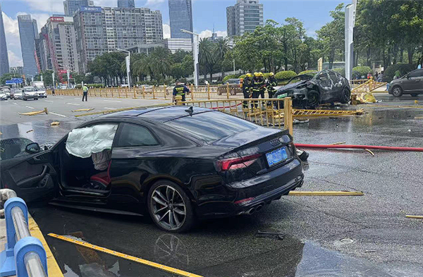 一特斯拉與奧迪轎車(chē)撞車(chē)后起火 消防回應(yīng)：無(wú)人員傷亡