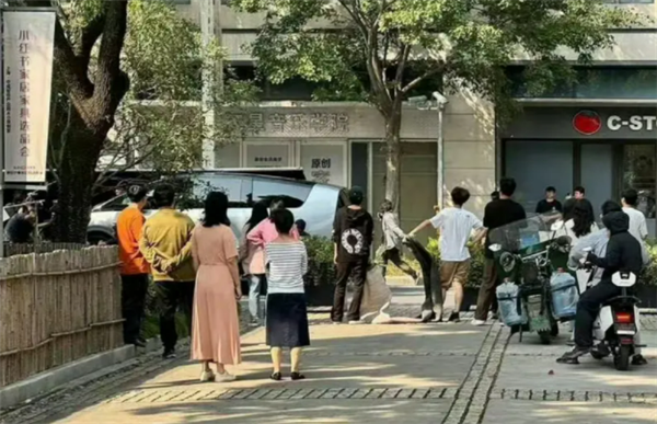 李想放言“50萬(wàn)以上銷(xiāo)量第一”！理想旗艦MPV車(chē)型MEGA實(shí)車(chē)遭曝