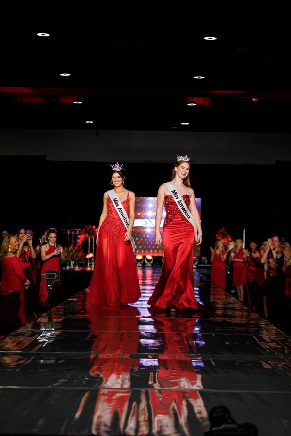 現(xiàn)役軍人變身美國小姐