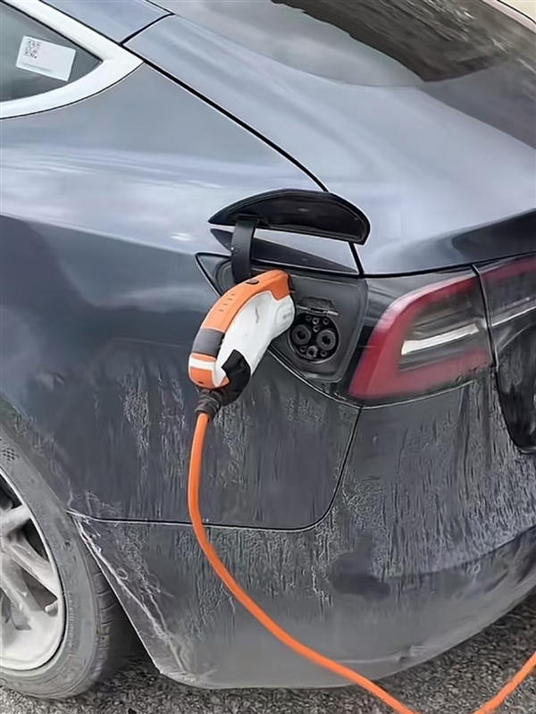 1小時(shí)充電16公里！特斯拉Model 3車主加裝增程器跑318進(jìn)藏