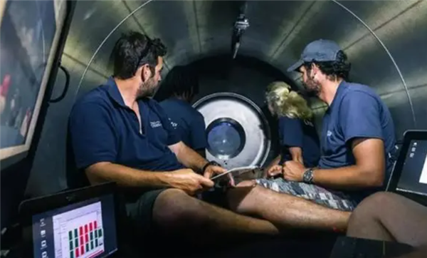 25萬(wàn)美元一趟值嗎？致5死泰坦號(hào)潛艇內(nèi)部曝光：沒(méi)凳子只能盤腿坐 馬桶是最佳座位