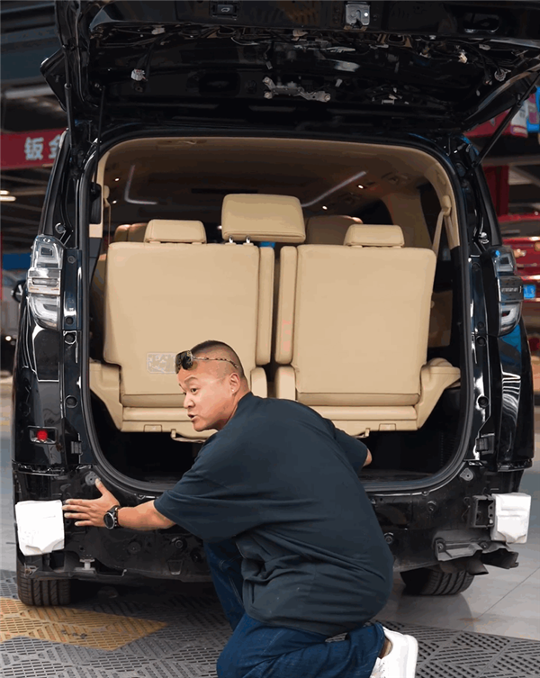 車評(píng)人怒批埃爾法不裝防撞梁：一老板出車禍 后排都變形了