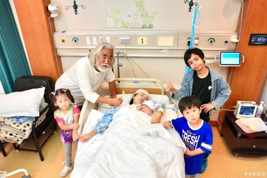 73歲張紀(jì)中再當(dāng)?shù)?曬六口全家福合影畫(huà)面溫馨引圍觀：網(wǎng)友送祝福