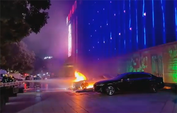 真心難撲滅！國產(chǎn)電動車嵐圖追光起火：從白天燒到黑夜
