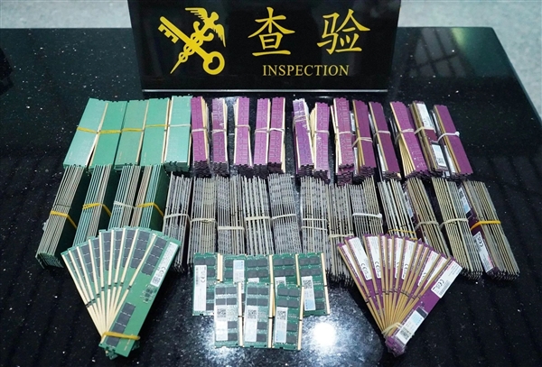 “千金腿”！男子雙腿綁滿內(nèi)存條入境被查：藏了420個