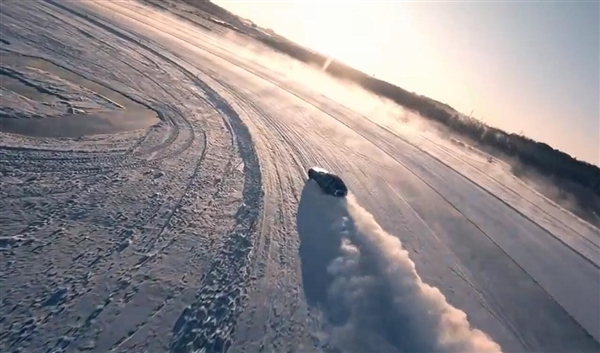 自研AI數(shù)字底盤！吉利汽車成功完成全球首個無人駕駛漂移