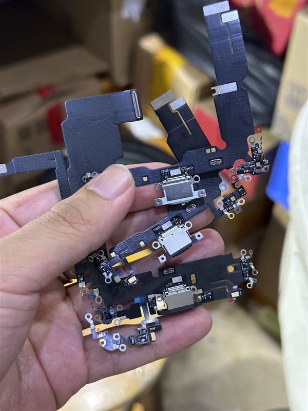 板上釘釘！iPhone 15系列C口組件實拍圖出爐：全系統(tǒng)一