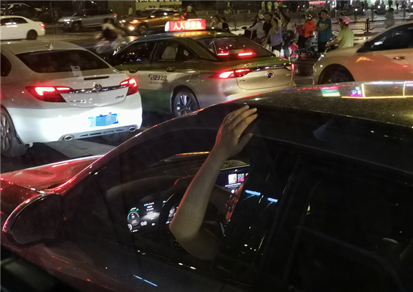 為何有人開(kāi)車(chē)喜歡用手摸車(chē)頂？網(wǎng)友給出合理答案