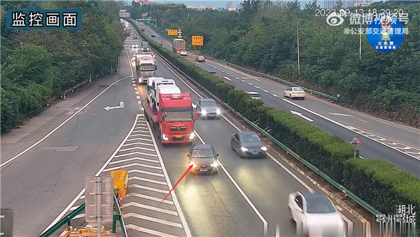 女司機錯過高速出口蠕行變道 大貨車被逼得剎出青煙 結局舒適